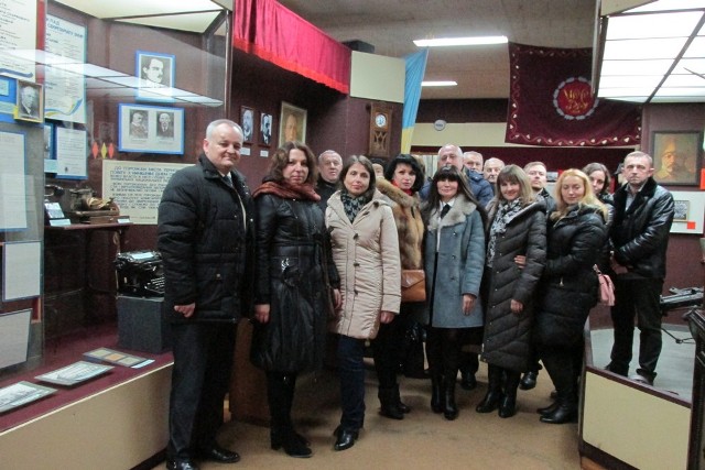  Колектив геогФакультету біля експозиції С. Рудницького